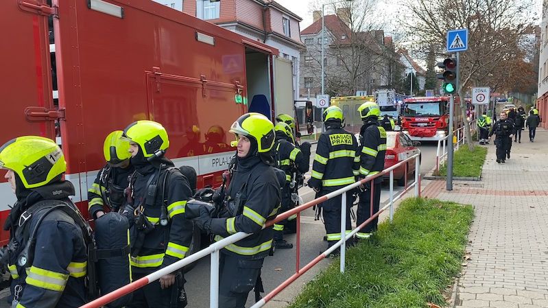Pražští hasiči zachránili šest lidí při požáru bytu na Vinohradech
